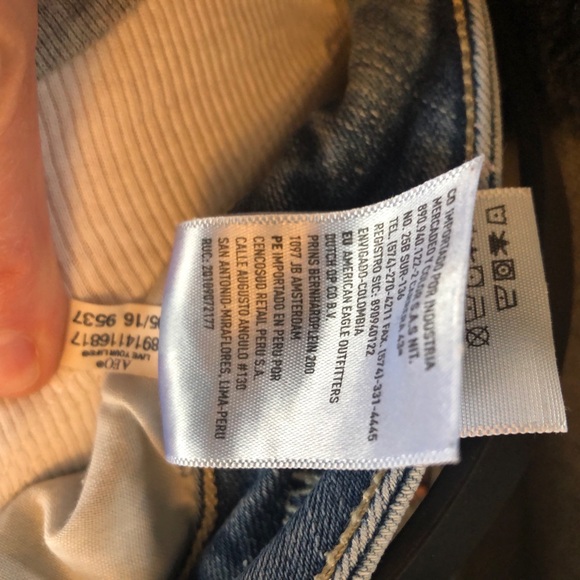 HELP!!! Looking for American Eagle women’s size 6 mid rise low rise skinny jeans - Picture 2 of 4